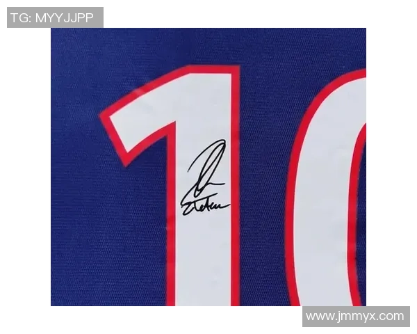 足球巨星为粉丝签名瞬间引发热烈反响 见证偶像亲切一面