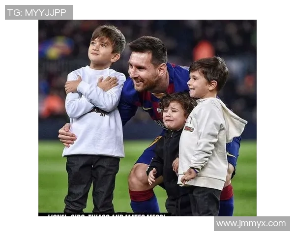 从小热爱足球的球星成长之路：从梦想起航到世界舞台的辉煌