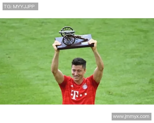 创意足球球星钥匙挂件让你随身携带绿茵激情与偶像陪伴